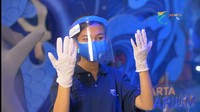 Pihak staff pun dilengkapi dengan face shield hingga masker dan sarung tangan untuk memberi rasa aman. Selain itu, para staff juga telah dites kesehatan lebih dulu (dok Jakarta Aquarium)