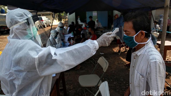 Petugas melakukan tes swab Corona di Pasar Sayur Cipulir, Jaksel, Kamis (25/6). Tes tersebut sebagai upaya untuk mengetahui persebaran virus Corona di daerah tersebut.