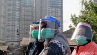 Petugas melengkapi diri dengan APD saat melakukan tes swab.