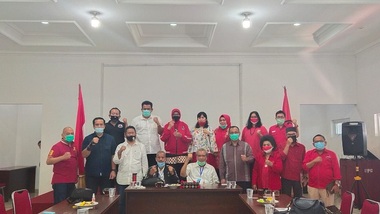 Japorman Saragih (duduk berbaju putih) bersama pengurus DPD PDIP Sumut (dok. Istimewa)