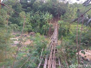 Jembatan Gantung Penghubung 2 Desa di Bandung Barat Rusak Parah