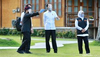 Presiden Joko Widodo menilai pembangunan sektor wisata Banyuwangi tidak hanya top down. Namun yang lebih penting ialah keterlibatan masyarakat dalam menyukseskan sektor pariwisata yang menjadi andalan Banyuwangi tersebut (Ardian Fanani/detikcom)