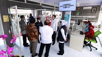 Dalam kunjungannya, Jokowi melihat proses pelayanan di era new normal di unit pelayanan publik yang terintegrasi dengan pasar tradisional tersebut. Istimewa/Dok. Biro Pers, Media, dan Informasi Sekretariat Presiden.