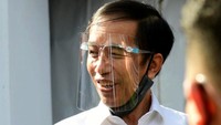 Saat melakukan kunjungan ke pasar pelayanan publik di Pasar Rogojampi, Banyuwangi, Jawa Timur, Jokowi tampak mengenakan face shield atau pelindung wajah. Istimewa/Dok. Biro Pers, Media, dan Informasi Sekretariat Presiden.