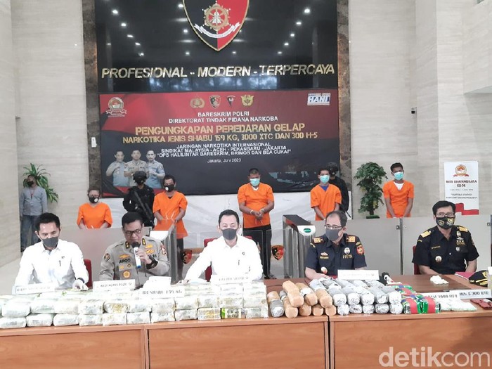 Kabareskrim Komjen Listyo Sigit Prabowo mengungkap kasus peredaran sabu 159 kg.