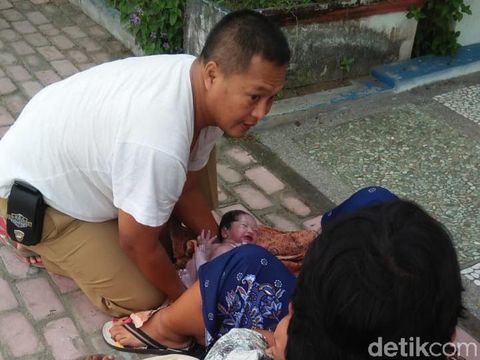 Kades di Blitar Bantu Seorang Ibu Melahirkan di Trotoar