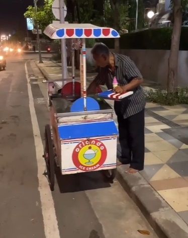 Kakek Penjual Es Krim di Surabaya