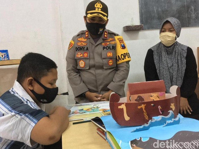 Beberapa bulan belajar di rumah karena pandemi Corona membuat anak-anak rindu dengan sekolah. Itulah salah satu alasan dibuatnya Kampung Sinau di Desa Windurejo, Kecamatan Kutorejo, Kabupaten Mojokerto.
