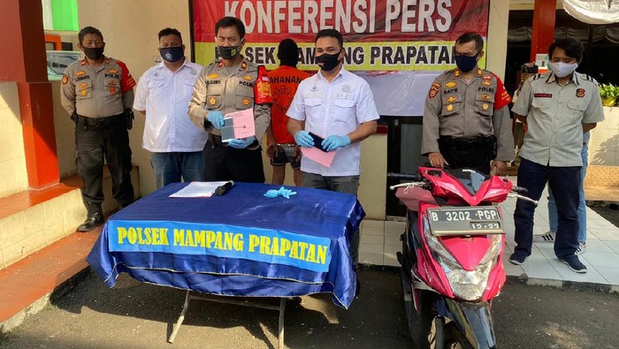 Kapolsek Mampang Prapatan, Kompol Sujarwo.