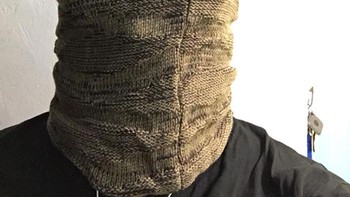 Jual topi yang dateng kok malah penutup wajah. (Foto: Boredpanda)