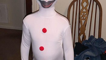 Pesan kostume badut penywise buat halloween tapi malah begini. (Foto: Boredpanda)