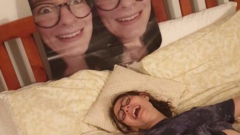 Saya pesan kertas pembungkus di online, ada kesalah dan kini saya punya poster besar dengan wajah saya (Foto: Boredpanda)