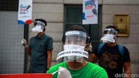 Warga dan aktivis lingkungan menggelar aksi dengan menerapkan protokol kesehatan.