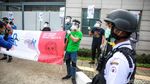 Pakai Face Shield, Aktivis Lingkungan Demo Kedubes Korsel