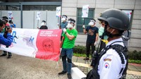 Aksi mendapat penjagaan dari petugas keamanan Kedubes Korea Selatan.