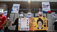 Warga dan aktivis lingkungan menggelar aksi di depan Kedubes Korea Selatan di Jakarta, Kamis (25/6/2020).