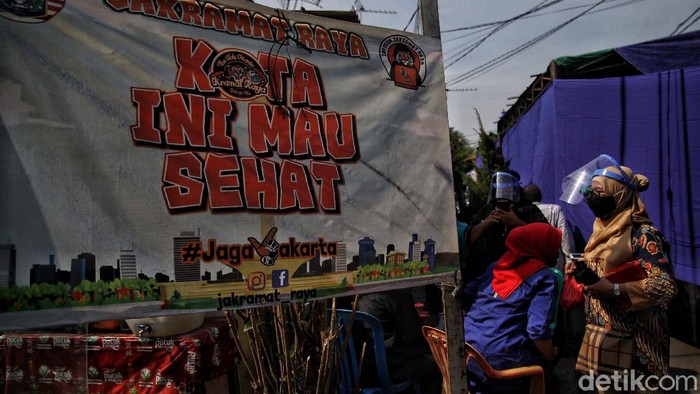 Kegigihan Tenaga Medis Berjibaku Lawan COVID-19 di Era New Normal Para tenaga medis terus berjuang lawan pandemi COVID-19. Beragam tindakan preventif hingga penanganan bagi pasien dilakukan agar pandemi dapat segera teratasi.