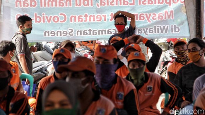 Kegigihan Tenaga Medis Berjibaku Lawan COVID-19 di Era New Normal Para tenaga medis terus berjuang lawan pandemi COVID-19. Beragam tindakan preventif hingga penanganan bagi pasien dilakukan agar pandemi dapat segera teratasi.