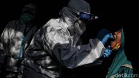 Dalam sehari, tenaga medis diketahui dapat melakukan tes swab hingga 200 warga. Meski begitu, jumlah itu tak melulu sama. Bila kuota belum memenuhi, para tenaga medis akan melakukan kegiatan jemput bola di permukiman warga.