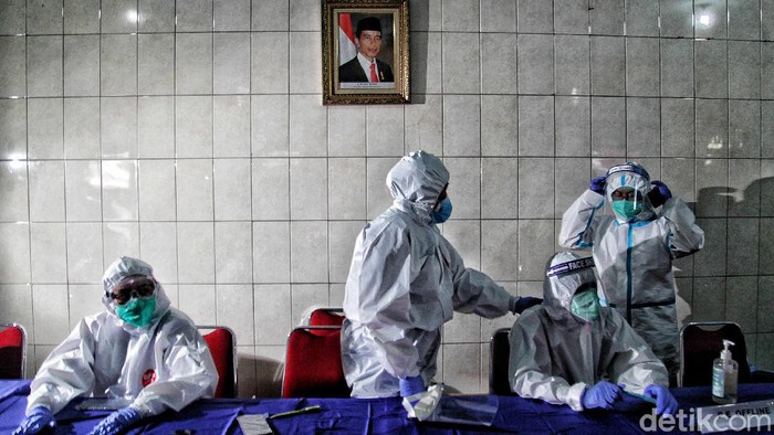 Kegigihan Tenaga Medis Berjibaku Lawan COVID-19 di Era New Normal Para tenaga medis terus berjuang lawan pandemi COVID-19. Beragam tindakan preventif hingga penanganan bagi pasien dilakukan agar pandemi dapat segera teratasi.