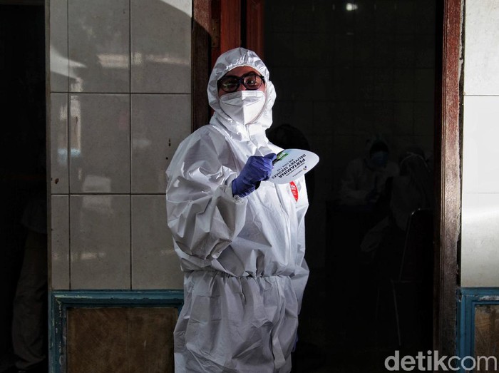 Para tenaga medis terus berjuang lawan pandemi COVID-19. Beragam tindakan preventif hingga penanganan bagi pasien dilakukan agar pandemi dapat segera teratasi.