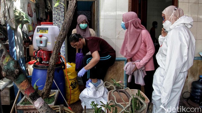 Kegigihan Tenaga Medis Berjibaku Lawan COVID-19 di Era New Normal Para tenaga medis terus berjuang lawan pandemi COVID-19. Beragam tindakan preventif hingga penanganan bagi pasien dilakukan agar pandemi dapat segera teratasi.