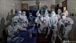 Para tenaga medis terus berjuang lawan pandemi COVID-19. Beragam tindakan preventif hingga penanganan bagi pasien dilakukan agar pandemi dapat segera teratasi.