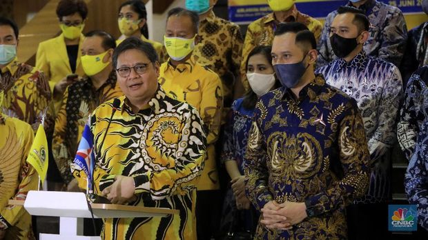 Ketua Umum Partai Golkar Airlangga Hartarto dan Ketua Umum Partai Demokrat Agus Harimurti Yudhoyono (AHY) bertemu di DPP Golkar, Kamis (25/6/2020). (CNBC Indonesia/ Andrean Kristianto)