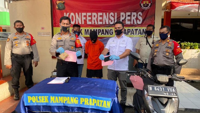 Konferensi pers kasus penjambretan di Polsek Mampang Prapatan.