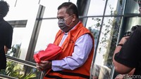 Dalam kasus ini, ada lima tersangka baru yang ditetapkan KPK dalam kasus dugaan suap terkait pemberian fasilitas di Lapas Sukamiskin. Penetapan para tersangka itu dilakukan dari hasil pengembangan OTT terhadap eks Kalapas Sukamiskin Wahid Husein pada 2018.