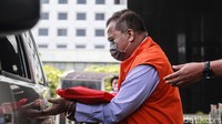 Kelima tersangka ini, yaitu mantan Kalapas Sukamiskin Wahid Husein (WH) dan mantan Kalapas Sukamiskin Deddy Handoko (DHA) sebagai penerima; sedangkan napi kasus korupsi, yaitu Tubagus Chaeri Wardana alias Wawan (TCW); mantan Bupati Bangkalan yang juga napi korupsi Fuad Amin (FA) (status tersangka gugur karena Fuad wafat dalam proses penyidikan); serta Direktur Utama PT Glori Karsa Abadi, Rahadian Azhar (RAZ), ditetapkan sebagai pemberi.