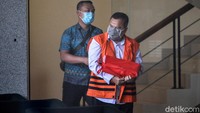 Mantan Kalapas Sukamiskin, Bandung, Deddy Handoko meninggalkan Gedung KPK seusai diperiksa di Jakarta, Kamis (25/6/2020).