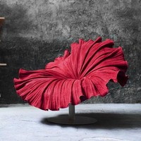 Kursi cantik ini sekilas terlihat seperti bunga yang sedang mekar. Desainer Kenneth Cobonpue mengkreasikannya menggunakan bahan mikrofiber yang dijahitkan ke dasar kerangka besi. Foto: Dok. Boredpanda