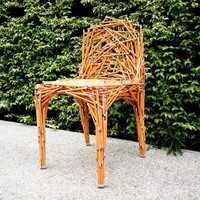 Anon Pairot menciptakan kursi unik terbuat dari pensil. Dia menggunakan ratusan buah pensil kayu berwarna kuning untuk menciptakan kursi ini. Foto: Dok. Boredpanda