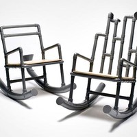 Kursi ini dirancang khusus untuk menciptakan suara deburan ombak di pantai ketika digoyangkan. Kursi terbuat dari pipa plastik untuk memberi kesan urban. Foto: Dok. Boredpanda