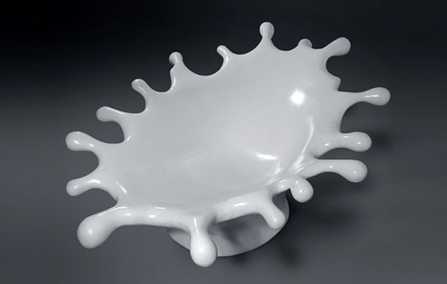 Kursi ini terlihat seperti percikan air berukuran raksasa. Desainer Michael Wendel menamainya Splash Lounge Chair. Foto: Dok. Boredpanda