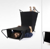 Kursi ini disebut sebagai Tunnel Chair atau kursi terowongan. Noga Berman menciptakannya dari pipa besi yang dibengkokkan lalu dibungkus dengan kabel elastis, kemudian ditutup menggunakan velcro. Foto: Dok. Boredpanda