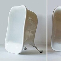 Kursi nyeleneh berbentuk bath tub ini adalah karya desainer Ki Kim. Dia mengombinasikan ide saat bersantai di bath tub dan kursi. Foto: Dok. Boredpanda