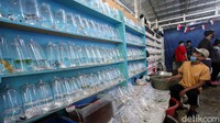 Para pengunjung pun memburu beragam ikan hias, akuarium, serta beragam aksesoris lainnya.
