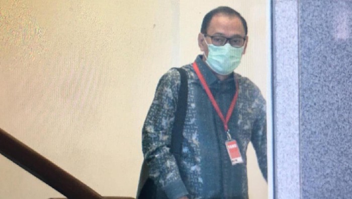 Mantan Gubernur Bank Indonesia (BI) Agus Martowardojo usai diperiksa KPK (Foto: Ibnu/detikcom)