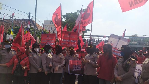 Massa aksi longmarch DPC PDIP unjuk rasa di depan Polres Jaktim, Kamis (25/6/2020).