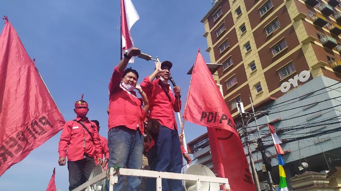 Massa aksi longmarch PDIP berunjuk rasa di depan Polres Jaktim, Rabu (25/6/2020).