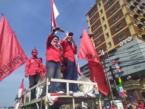 Massa Long March DPC PDIP Tiba di Polres Jaktim, Lalin Tersendat