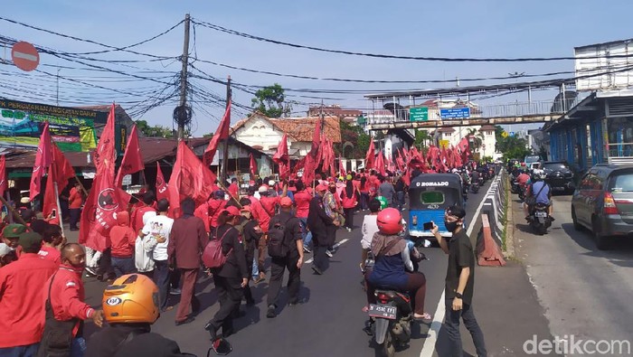 Massa PDIP Longmarch dari Jalan Matraman Raya