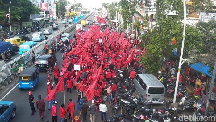 Massa PDIP Longmarch menuntut proses hukum pembakaran bendera