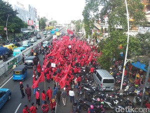 Massa PDIP Gelar Aksi Protes Pembakaran Bendera