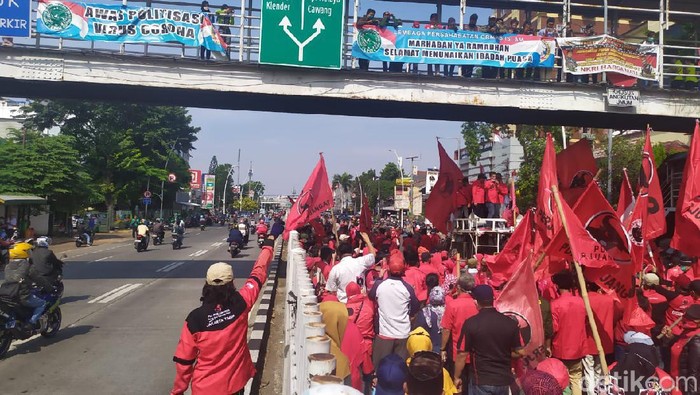 Massa PDIP Longmarch menuntut proses hukum pembakaran bendera