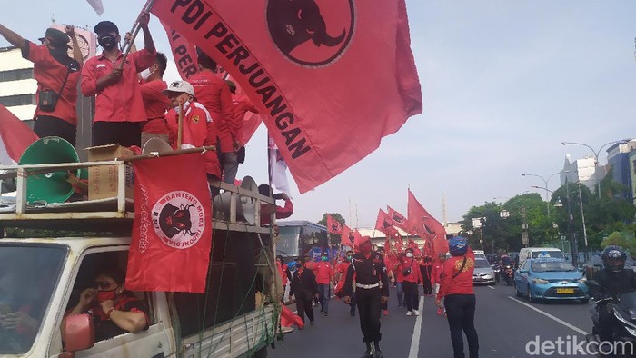 Massa PDIP (Luqman Nurhadi Arunanta/detikcom)