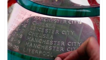Sedikit lagi piala itu akan diraih oleh Liverpool. Foto: Twitter