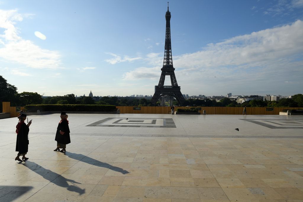 Menara Eiffel hari ini, Kamis (25/6/2020) sudah kembali dibuka setelah mewabahnya virus Corona. Berikut foto-foto terkininya.